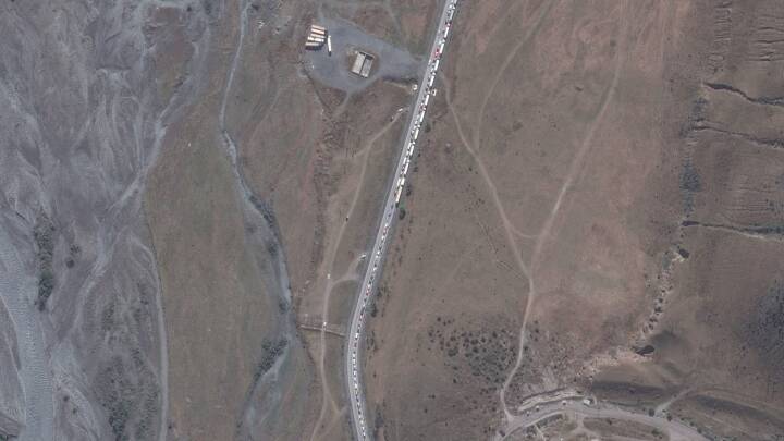 Satellitbilleder af russisk bilkø ved grænsen til Georgien