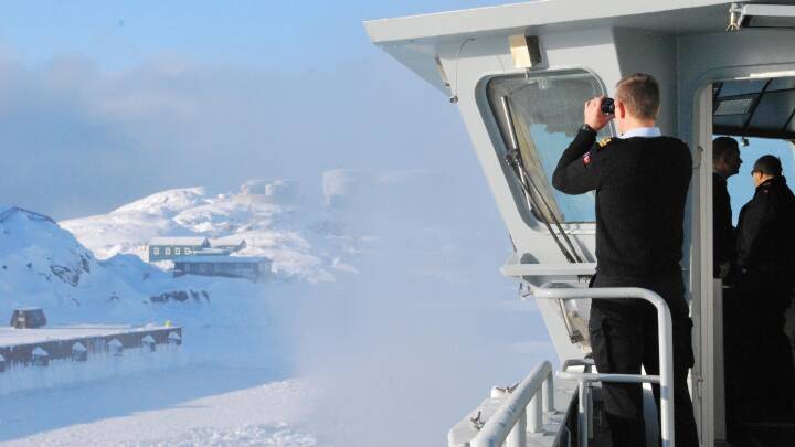 Se video: Her er isbjerg tæt på at sænke dansk krigsskib