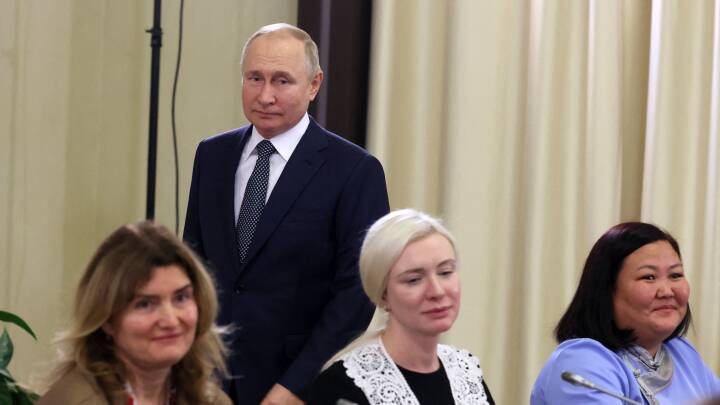 Putin mødtes med 'håndplukkede' mødre til soldater: 'Det er endnu en forestilling'