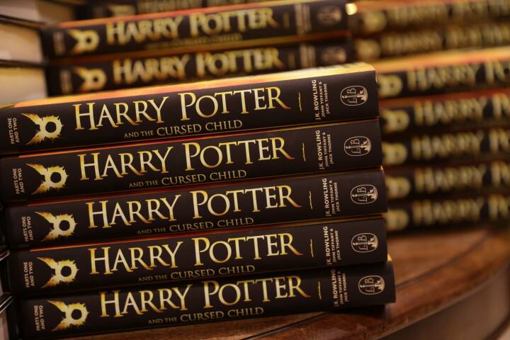 Efter to dage på hylderne: To Harry solgt i USA Bøger | DR