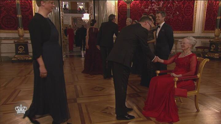 Drejning Norm elevation Ghita Nørby: Det er så festligt, at alle går op i min røde kjole | Kultur |  DR
