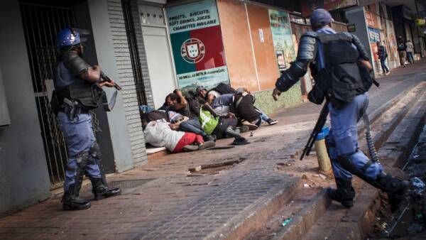 En sætning mm Afvige BILLEDREPORTAGE Voldsomme sammenstød mellem studerende og politi i  Sydafrika | Udland | DR
