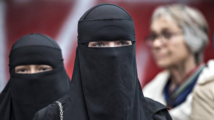 Forbud mod burkaer skal gælde kunstigt skæg, masker og | Politik | DR