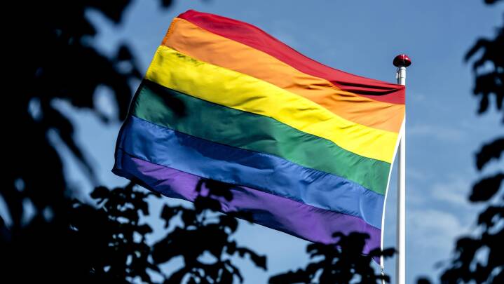 Flere partier vil have regnbueflag på Christiansborg
