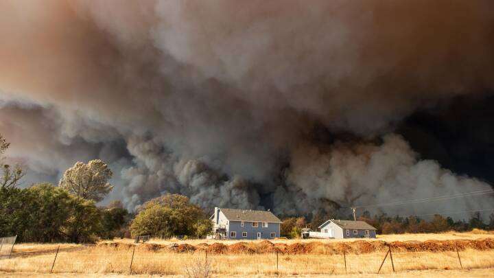 Eksperter: Dårlig byplanlægning er skyld i Californiens dødelige skovbrande