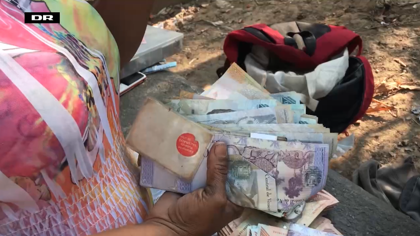 Så lidt er pengene værd i Venezuela: Wendy bruger bolivar til at lave tasker
