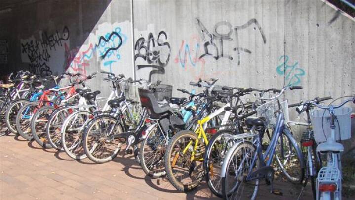 Signal drikke ly Københavns gader flyder med efterladte cykler: Indsamler 15.000 hvert år |  København | DR