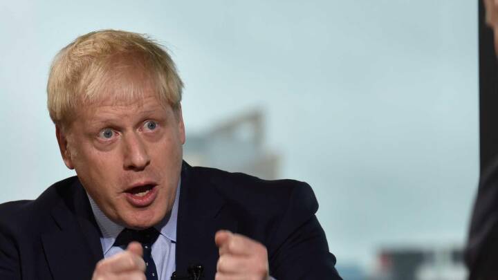 Boris Johnson forsvarer sprogbrug og afviser plan om at gå af