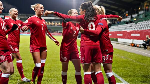 Nu bekræftes det: EM i fodbold for kvinder rykkes 2022 | Kvindelandsholdet | DR