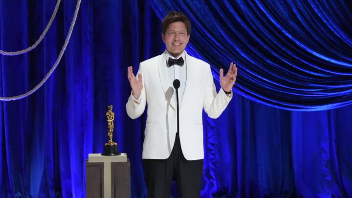 Vinterberg rørt til tårer, da han vinder Oscar: Dedikerer pris til sin datter