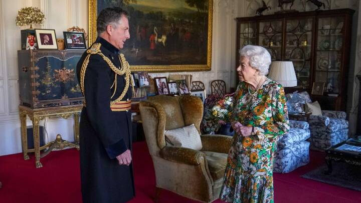 Dronning Elizabeth genoptager officielle pligter