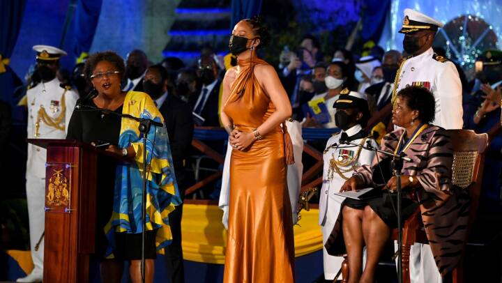 'Må du fortsætte med at skinne som en diamant' - se videoen, hvor Rihanna udråbes som nationalhelt
