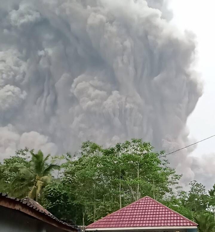 Indonesisk vulkanudbrud sender lokale på flugt og en person meldes omkommet