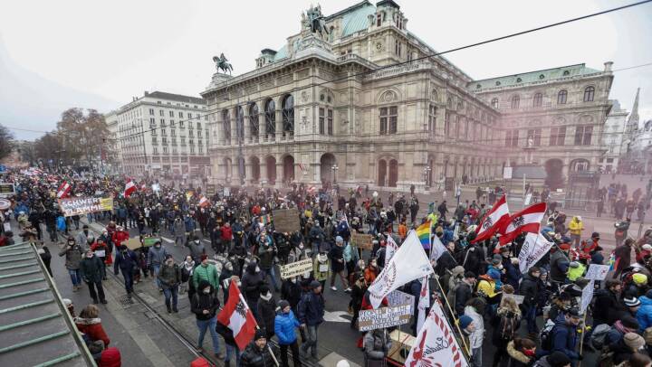 Se videoen: Tusinder på gaden i Wien i protest mod landets coronarestriktioner
