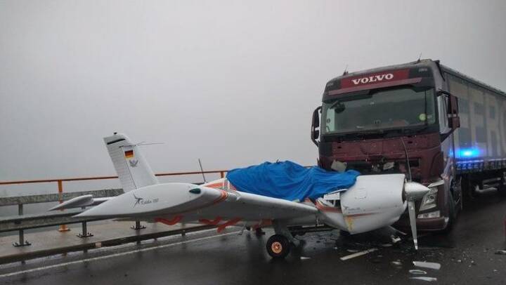 Lille fly nødlandede på tysk motorvej og kolliderede med lastbil - men piloten overlevede 