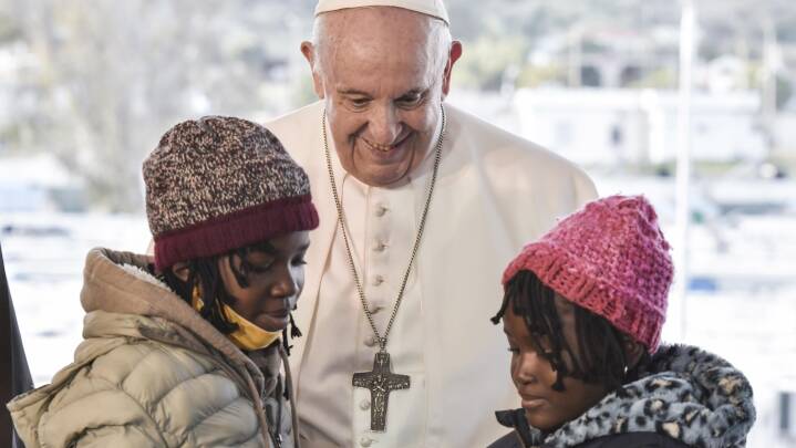 Video: Paven besøger lejr på Lesbos efter fordømmelse af migranternes forhold