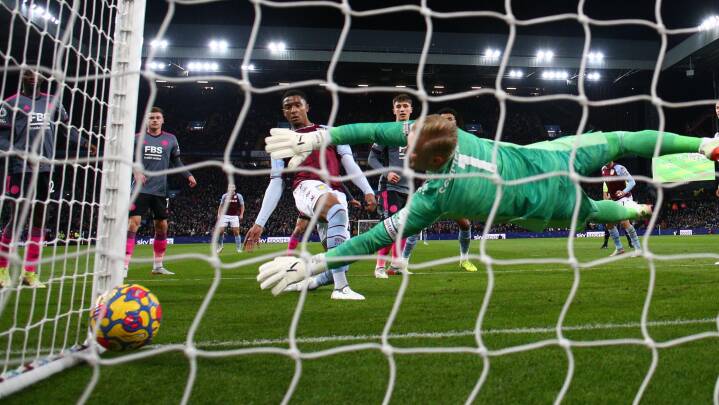 Schmeichel og Leicester nedkæmpet af Aston Villa