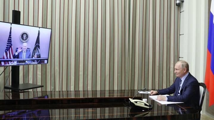 Biden advarer på videotopmøde Putin mod at optrappe militært