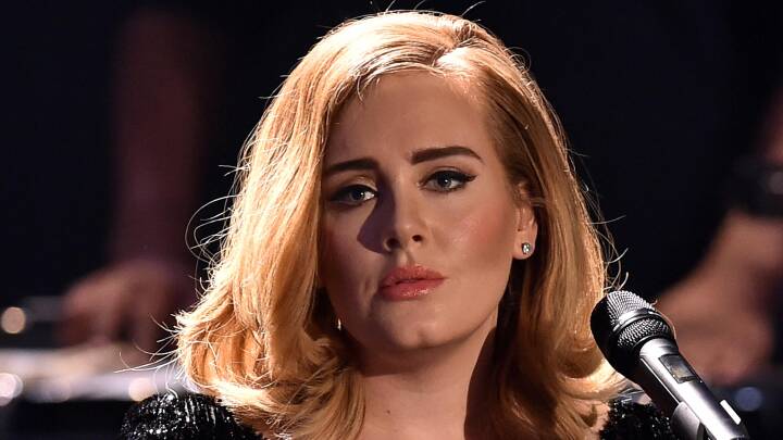Dybt berørt Adele udskyder lang koncertrække: 'Jeg er så ked af det og virkelig flov'