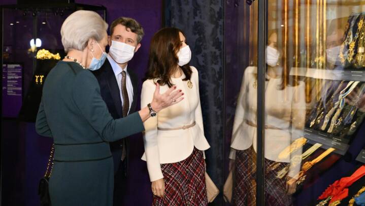 Se videoen: Dronningen åbnede særudstilling med over 200 af sine egne smykker
