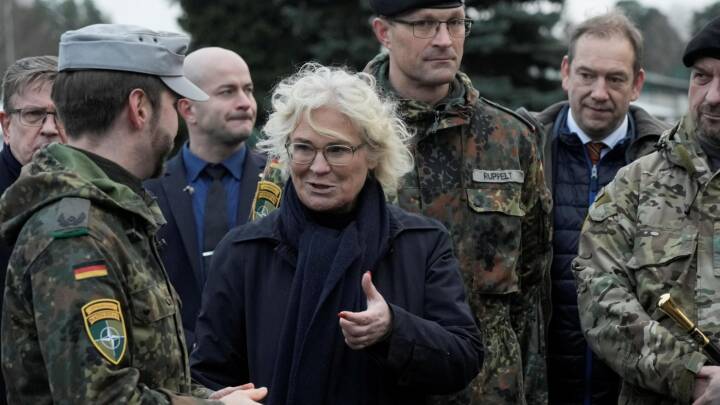 Tyskland tilbyder Ukraine 5.000 hjelme i konflikten med Rusland: 'Hvad sender I næste gang, hovedpuder?'