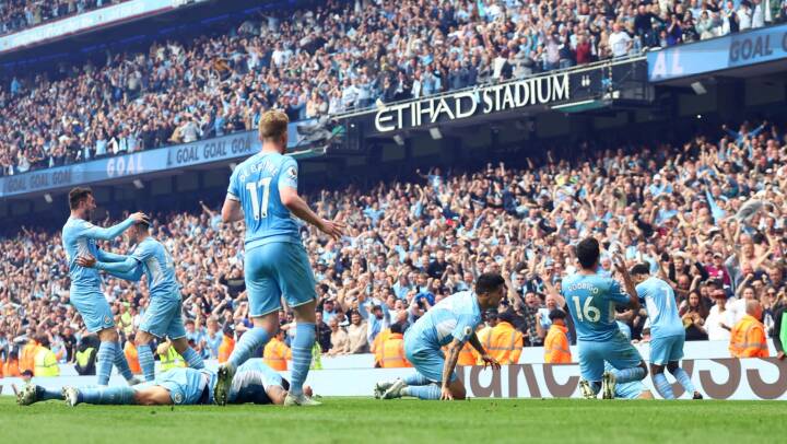 Manchester City genvinder Premier League efter vildt comeback