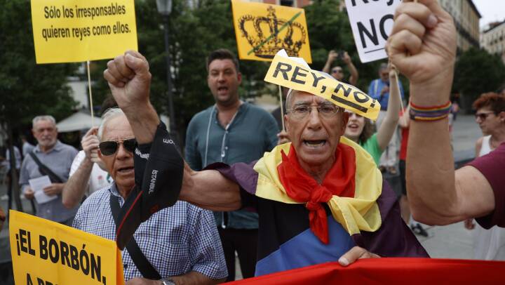 Video: Skandaleramt ekskonges hjemkomst til Spanien får demonstranter på gaden