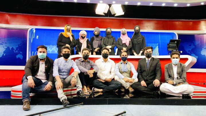 Mandlige tv-værter i Afghanistan bærer mundbind i solidaritet med kvindelige kollegaer