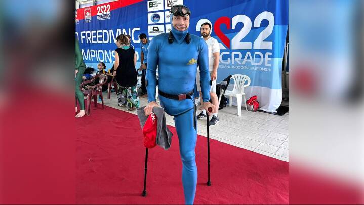 Supermennesket Casper har med ét ben dykket sig til to verdensrekorder