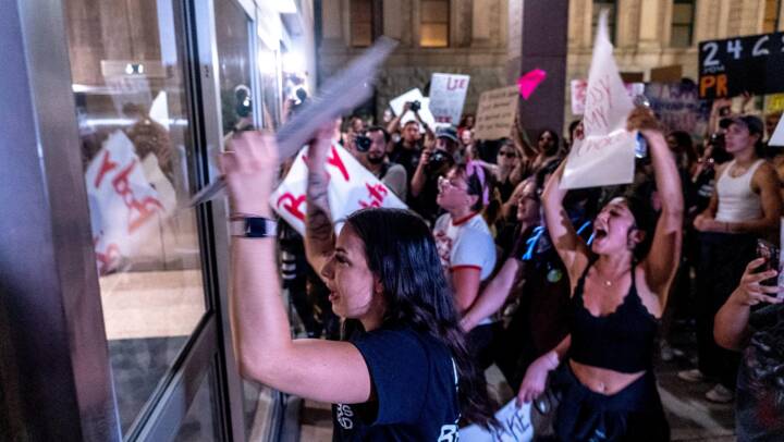 Politi fyrede tåregas mod abortdemonstranter i Arizona
