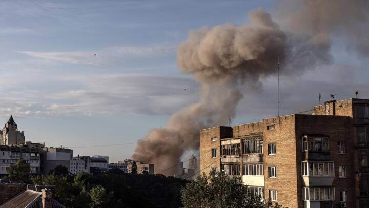 DR-reporter vækket af eksplosioner i Kyiv: 'Man ser det som et frustrationsangreb'