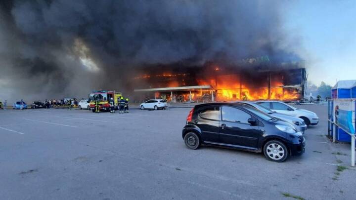 Præsident Zelenskyj: Shoppingcenter med flere end 1.000 civile ramt af russisk missilangreb