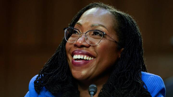 Den første sorte kvindelige højesteretsdommer i USA's historie er taget i ed