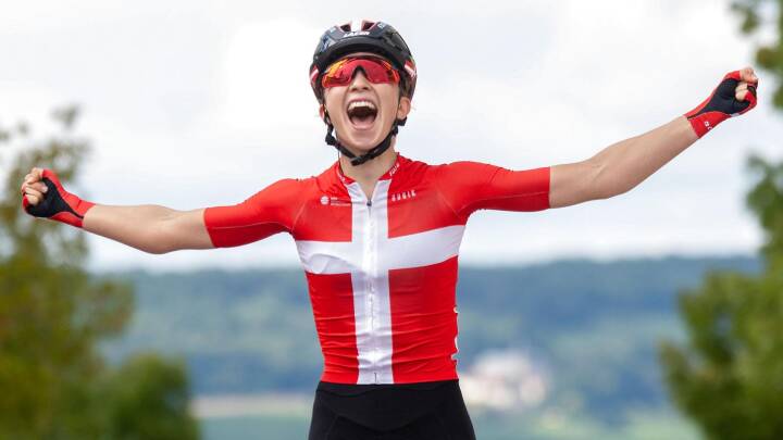 Cykelrytteren Cecilie Uttrup Ludwig kører sig i førertrøjen i Tour of Scandinavia