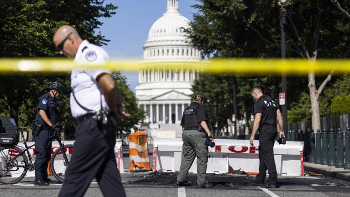 En mand er kørt ind i en barrikade ved Kongressen og har efterfølgende begået selvmord