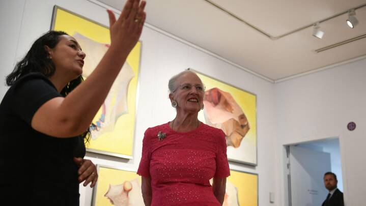 Dronning Margrethe har besøgt udstilling i Frankrig med egne værker