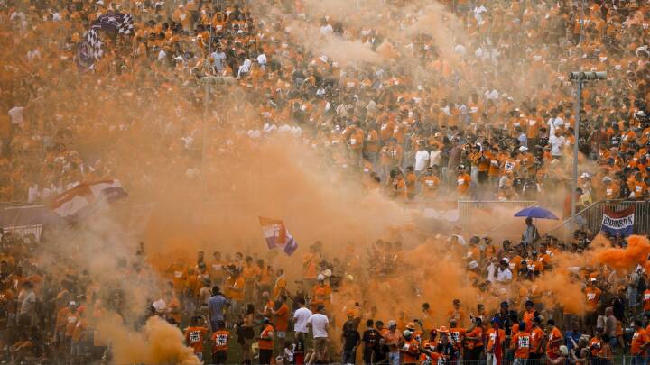 Verdensmesterens ’Orange Hær’ skaber fest, farver og frygt: 'De skal have karantæne på livstid'
