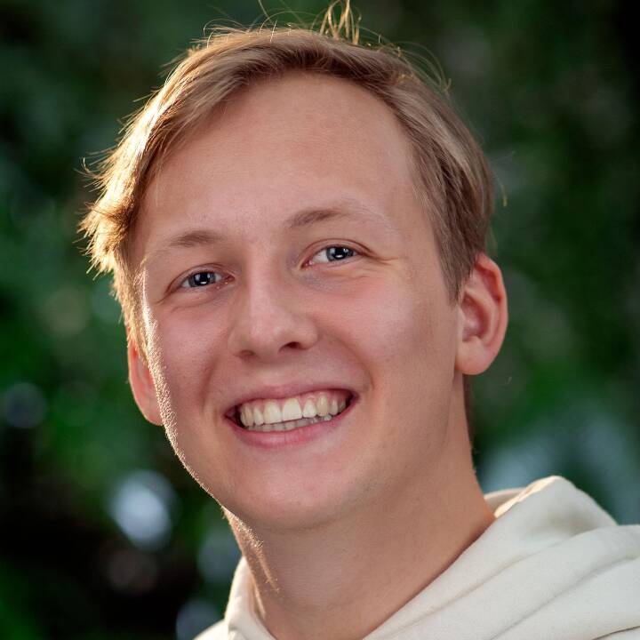 ?protocol=https&server=www.dr.dk&file=%2Fimages%2Fcrop%2F2022%2F09%2F08%2F1662629400 010bagedystdeltagerportraet2022 edit