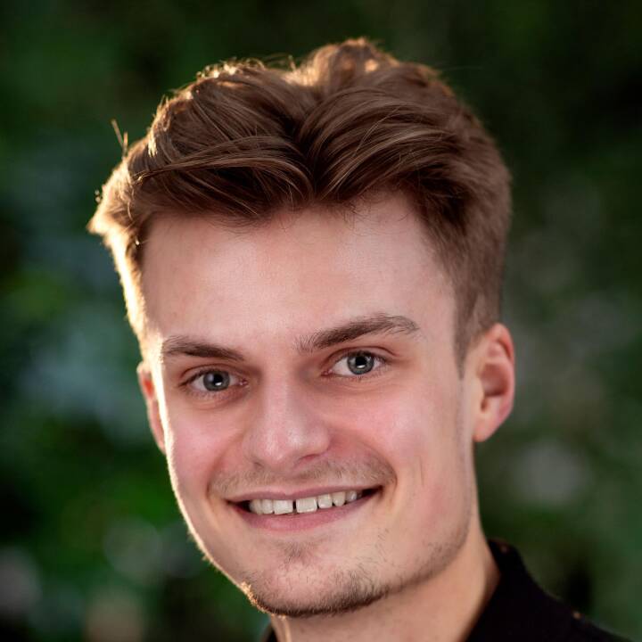 ?protocol=https&server=www.dr.dk&file=%2Fimages%2Fcrop%2F2022%2F09%2F08%2F1662632221 028bagedystdeltagerportraet2022 edit