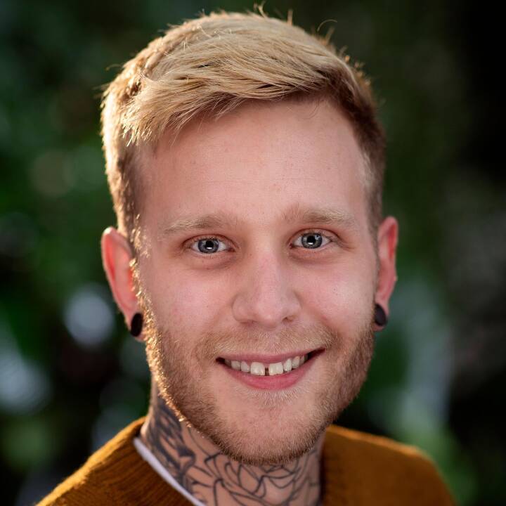 ?protocol=https&server=www.dr.dk&file=%2Fimages%2Fcrop%2F2022%2F09%2F08%2F1662632300 065bagedystdeltagerportraet2022 edit