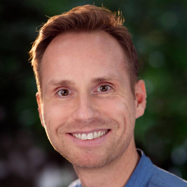 ?protocol=https&server=www.dr.dk&file=%2Fimages%2Fcrop%2F2022%2F09%2F08%2F1662632551 040bagedystdeltagerportraet2022 edit