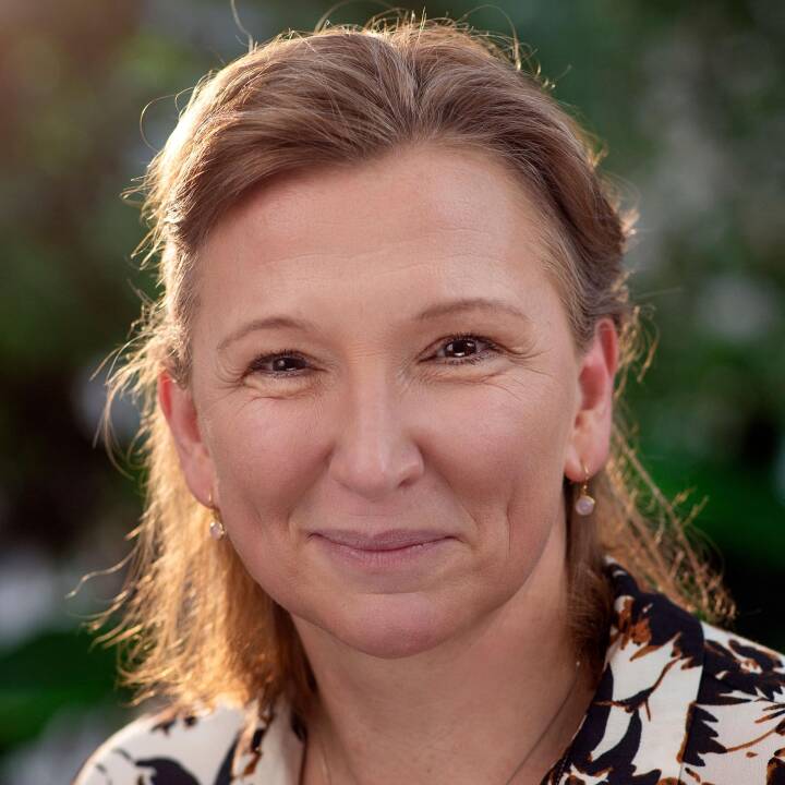 ?protocol=https&server=www.dr.dk&file=%2Fimages%2Fcrop%2F2022%2F09%2F08%2F1662633240 056bagedystdeltagerportraet2022 edit