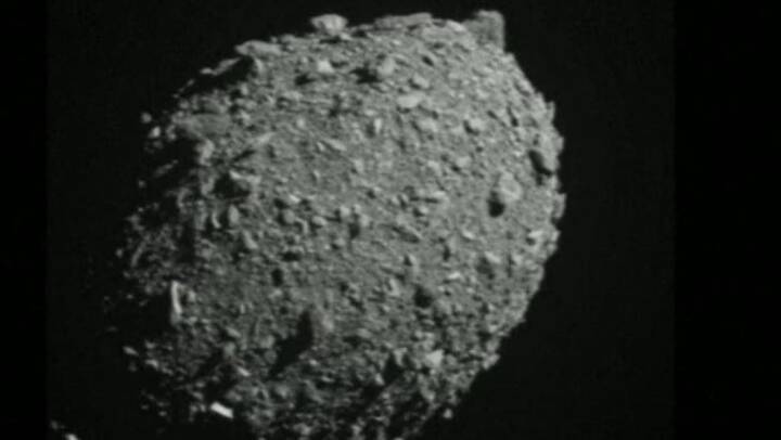 Se videoen: Rumfartøj tonser ind i asteroide 11 millioner kilometer væk fra Jorden