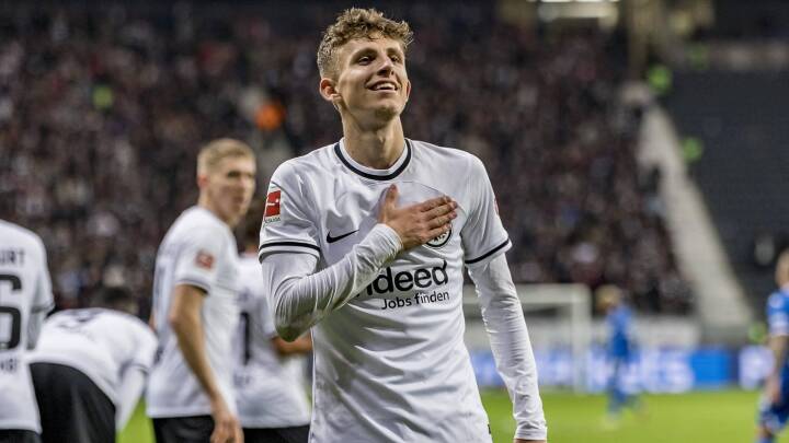 Jesper Lindstrøm varmer op til VM med elegant scoring | Kort sport | DR