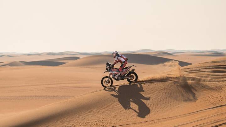 På en motorcykel i ørkenen får 40-årige Thomas til nytår opfyldt sin livsfarlige drøm
