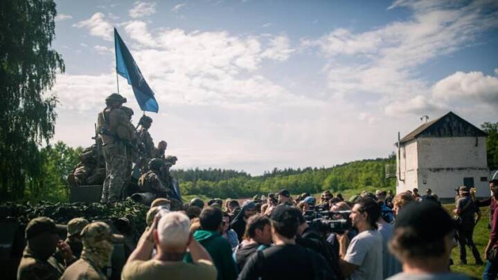 Russisk guvernør mødes med oprørsgrupper, som har taget to russiske soldater til fange