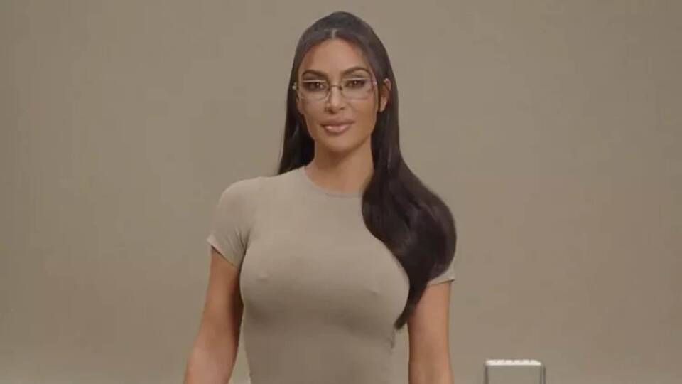Kim Kardashian’s fake nipple bra is a huge success (Danish article, use Google Chrome for instant translation) ๐๐
