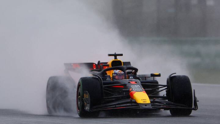 Vildt regnvejr driller Formel 1-feltet