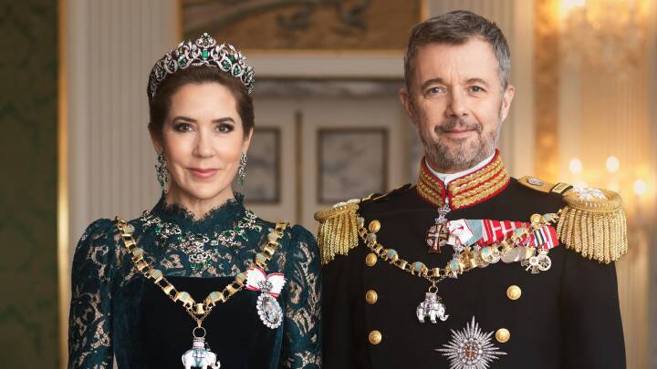 Mary og Frederik udgiver første officielle gallaportræt som kongepar