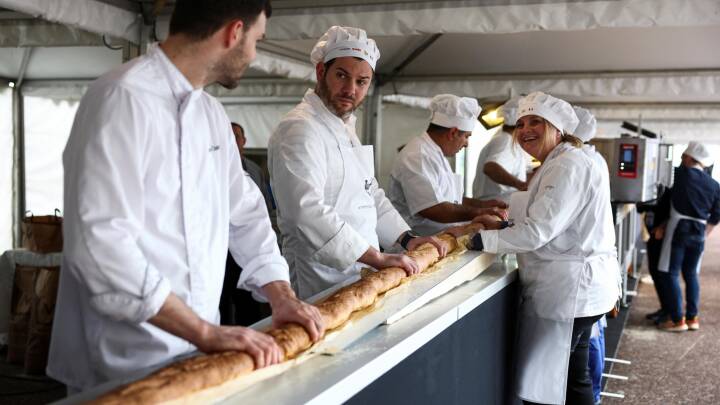 Franskmænd bager verdens længste baguette 